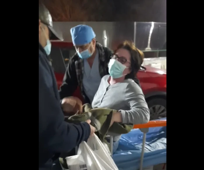 Pacientei care avea în continuare dureri mari şi nu se putea deplasa i s-a spus că nu constituie o urgenţă FOTO: captura film Facebook/Florentina Cristina Giolu