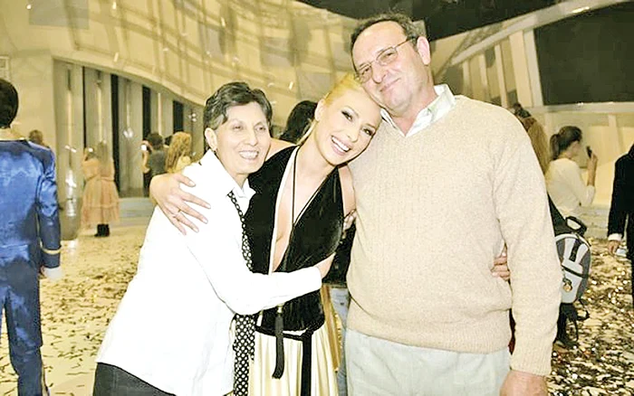 Iulia e răsfăţată şi acum de părinţii ei