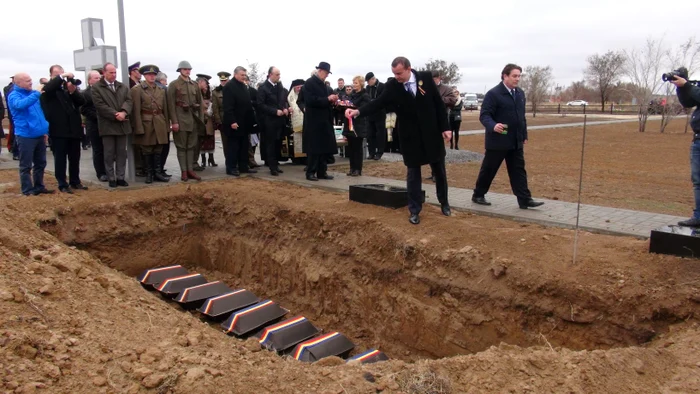 Aspecte din cimitirul soldaților români de la Stalingrad. Ceremonia de înhumare a rămășițelor militarilor români