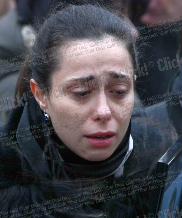 
    Irina, fiica lui Adrian Iovan, în lacrimi la înmormântarea tatălui ei (Foto: Sever Gheorghe)  
