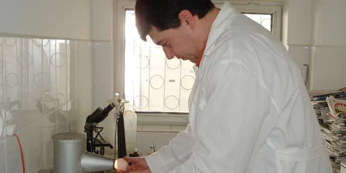 Inspectorii sanitari verifică dacă ouăle sunt proaspete la aparatul numit ovoscop 