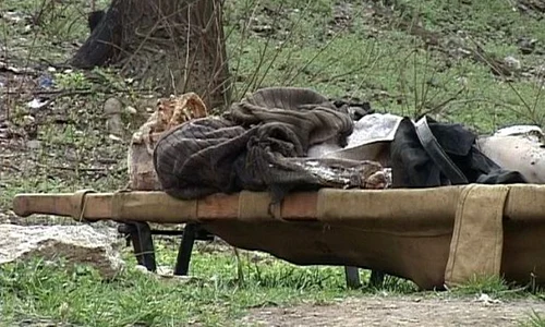 Cadavru mumificat descoperit într un canal din Piteşti  (Foto: Denisa Grigore) jpeg