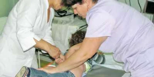Medicii recomandă ca cei mici să fie aduşi la consult la primele simptome de gripă