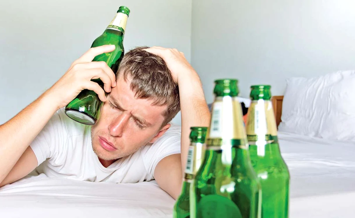 
    Durerea de cap de a doua zi nu e produsă de tipul băuturii consumate, ci de cantitatea de alcool din sângeFoto: shutterstock  