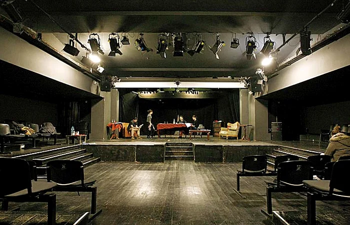 Pe actori i-am găsit,  ieri, la repetiţii pentru  piesa ”Colateral” 