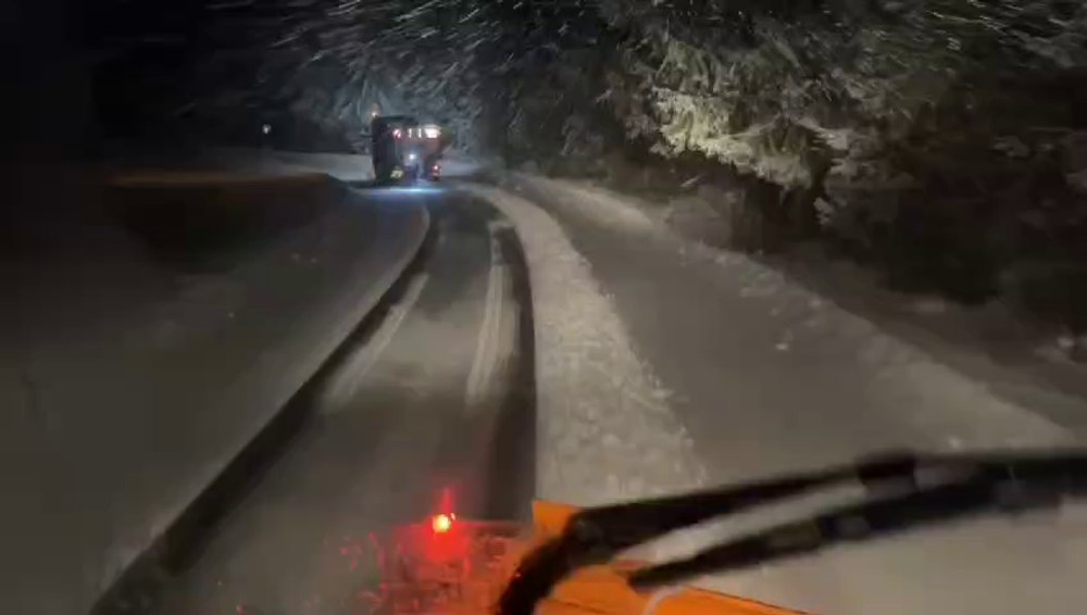 Se acţionează cu utilaje de deszăpezire pe DN 7A, în judeţul Vâlcea. Atenționare pentru șoferi
