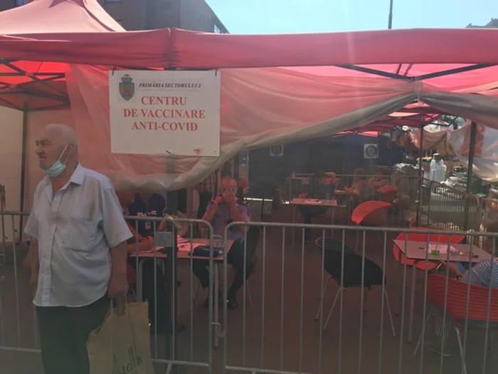 
    În iunie, oamenii se buluceau la vaccinare pentru că apoi primeau o porție de miciFoto: Sever Gheorghe  