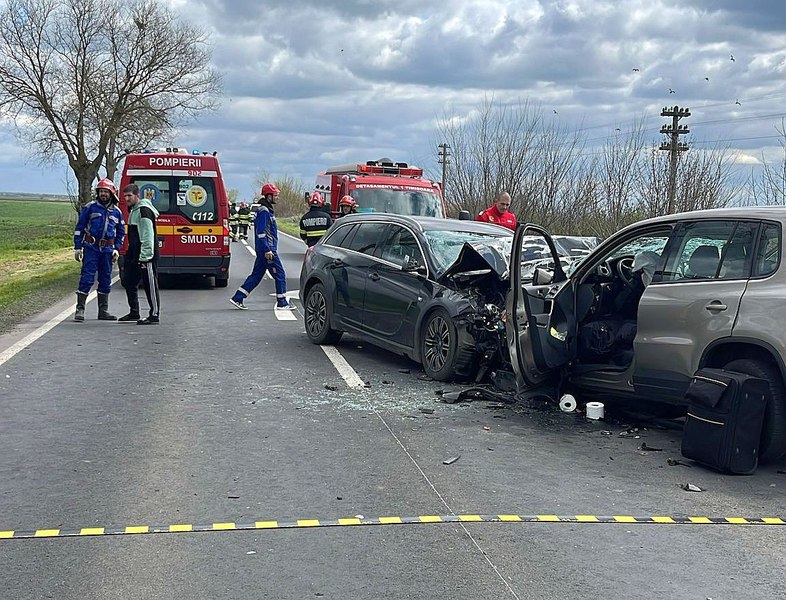 O femeie și-a pierdut viața și alte trei persoane au fost rănite într-un accident violent petrecut în Timiș: unui șofer i s-a făcut rău la volan
