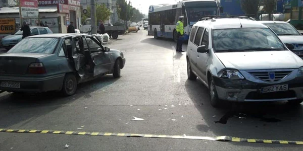 Cele două maşini implicate în accidentul din Baş Ceauş FOTO: Ziarul de Iaşi