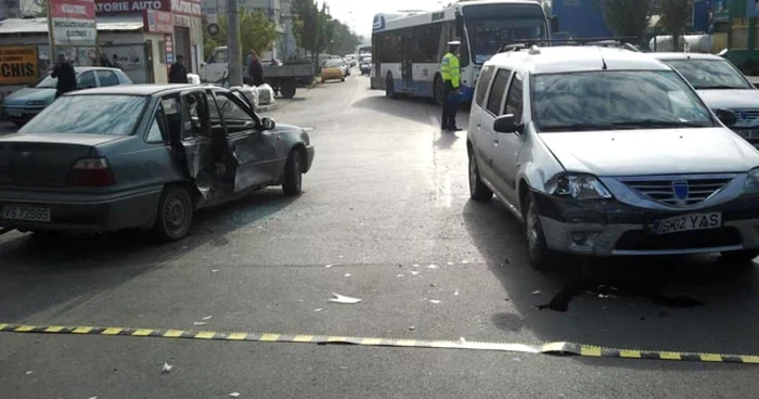 Cele două maşini implicate în accidentul din Baş Ceauş FOTO: Ziarul de Iaşi