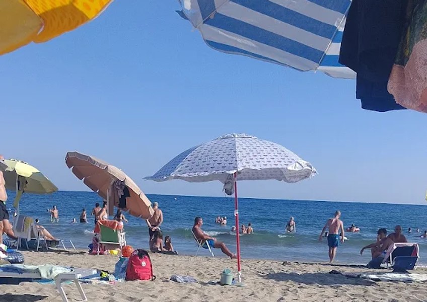 „Șmecherii umbrelelor”. Poliția a confiscat șezlonguri și umbrele de pe o plajă din Napoli