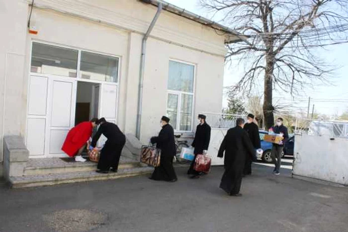 Distribuirea ajutoarelor la Spitalul din Iveşti FOTO Costiuc Petrică