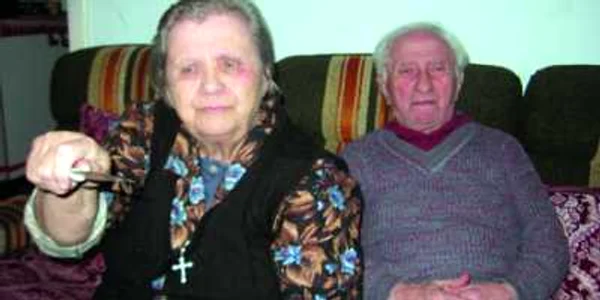 Victoria şi Nicolae Dragoş au fost ameninţaţi cu moartea de un bărbat care le-a intrat în casă şi le-a furat pensia 