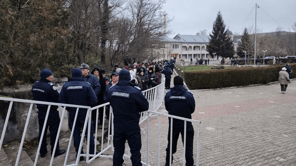 Pelerinaj la Peștera Sfântului Andrei. Peste 250 de jandarmi asigură liniștea publică