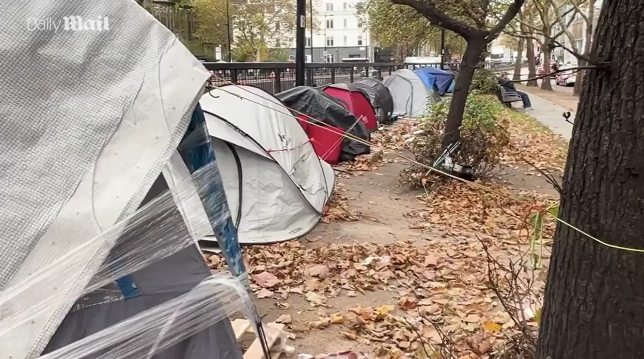 Imagini dezolante din Londra. „Orașul de corturi” în care trăiesc și români: „Nu e sigur aici, mai ales noaptea”