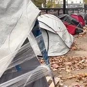 ottenham Court Road din Londra, a fost transformată într-o adevărată tabără de corturi unde trăiesc zeci de migranti foto captura video daily mail