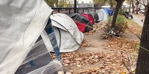 ottenham Court Road din Londra, a fost transformată într-o adevărată tabără de corturi unde trăiesc zeci de migranti foto captura video daily mail