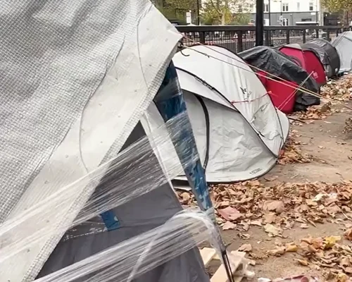 ottenham Court Road din Londra, a fost transformată într-o adevărată tabără de corturi unde trăiesc zeci de migranti foto captura video daily mail