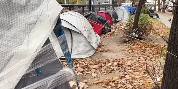 ottenham Court Road din Londra, a fost transformată într-o adevărată tabără de corturi unde trăiesc zeci de migranti foto captura video daily mail