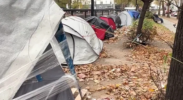 În corturi locuiesc în special bărbați. FOTO: captură video Daily Mail