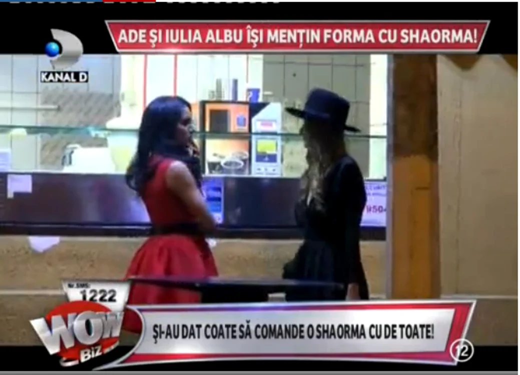 
    Adelina şi Iulia la o şaorma  