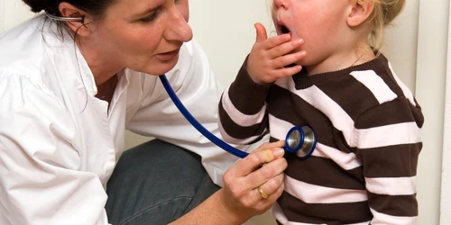  Consultul medical din cadrul campaniei este primul din viaţa multor copii din Deltă