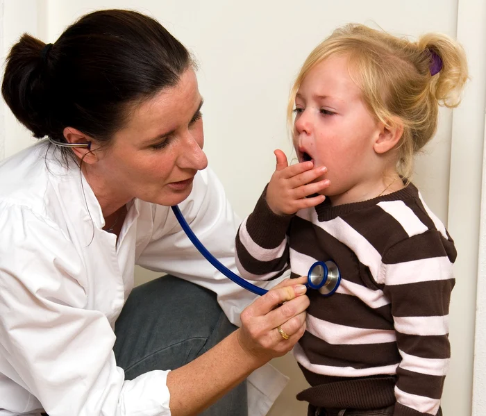 Consultul medical din cadrul campaniei este primul din viaţa multor copii din Deltă