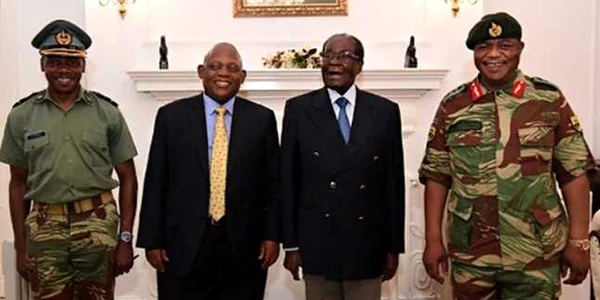 Robert Mugabe (al doilea din dreapta) alaturi de militarii care  il tin in arest FOTO ZBC/ AFP