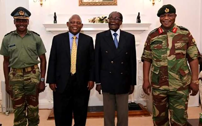 Robert Mugabe (al doilea din dreapta), alături de militarii care îl ţin în arest FOTO ZBC/ AFP