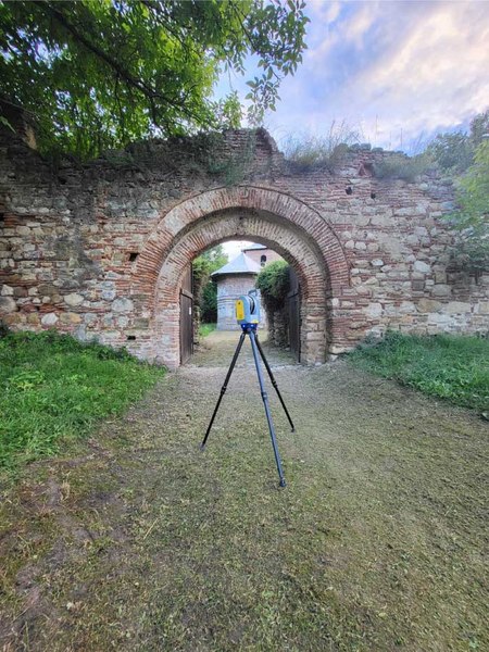 Mănăstire cetate de lângă Buzău, scanată laser 3D în cel mai mic detaliu. Se ocupă de asta o firmă din România VIDEO