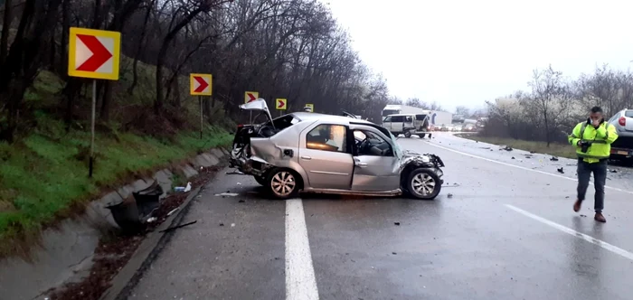 Accident pe DN7 - E81 în Vâlcea pe Dealul Negru - trei autoturisme implicate şi două victime Foto Adevărul