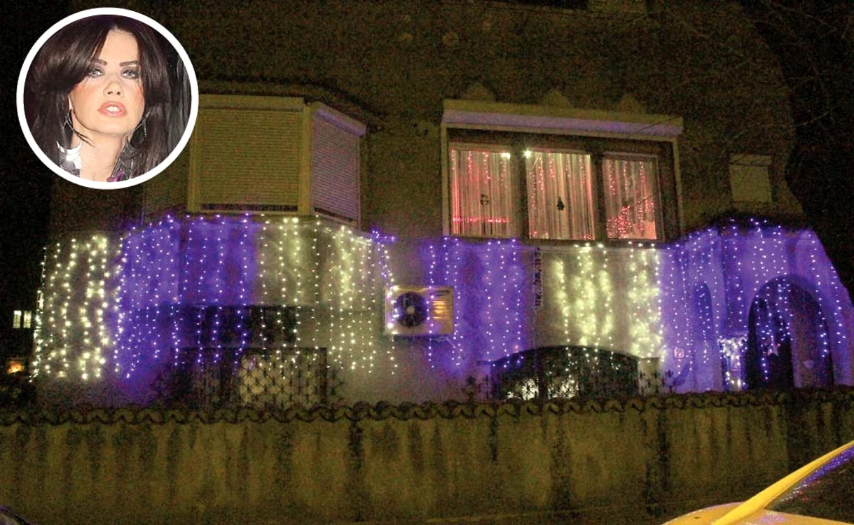 
    Oana Zăvoran are casa plină de luminiţe colorateFoto: Blitz  