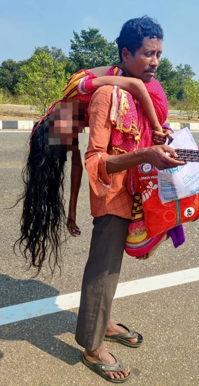Bărbatul a cărat truul soției moarte pe umăr  FOTO Instagram Andhra Pradesh Police 