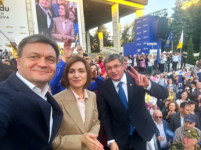 Maia Sandu i-a mulțumit lui Dorin Recean pentru activitate. FOTO: Facebook
