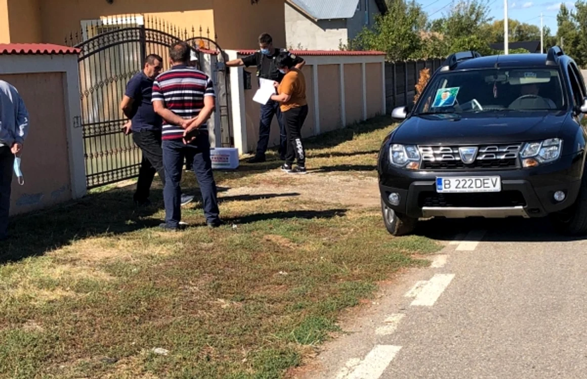 Maşina care transportă urna mobilă are poza candidatului PSD FOTO. Adevărul