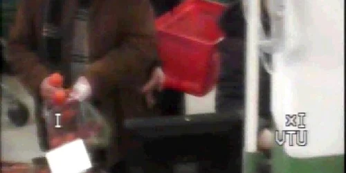 Bărbatul a fost filmat în timp e sustrăgea un telefon din buzunarul unei persoane