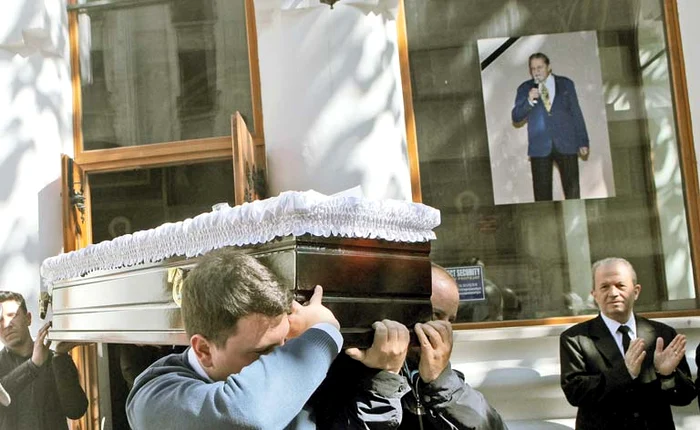 La ora 13.15, sicriul cu trupul neînsufleţit al actorului a fost scos pe uşa bisericii, în aplauzele celor prezenţiFoto: Sever Gheorghe