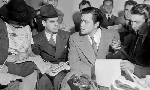 Orson Welles prezintă la radio "Războiul Lumilor", care a creat panică printre ascultători jpeg