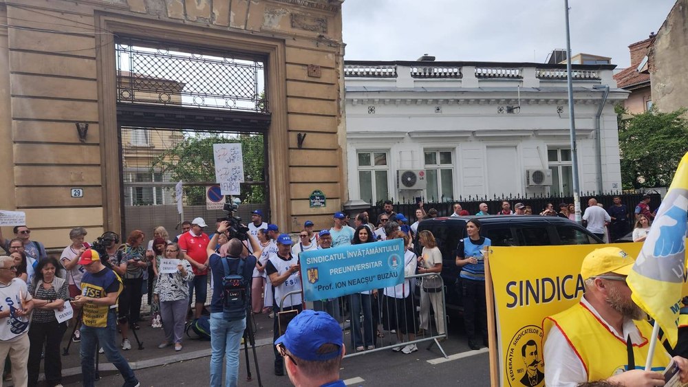 A patra zi de proteste în educație. Sindicaliștii din învățământ cer demisia ministrului David