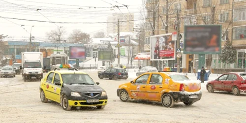 Zăpada frământată blochează intersecţiile