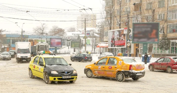 Zăpada frământată blochează intersecţiile