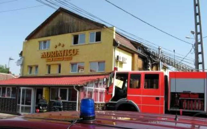 Timişoara:Turişti evacuaţi dintr-un hotel la care a izbucnit un incendiu (VIDEO)