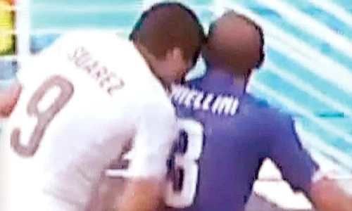 Suarez este suspendat  până în octombrie,  după ce, la Cupa Mondială, l a muşcat de umăr pe  italianul Chiellini jpeg