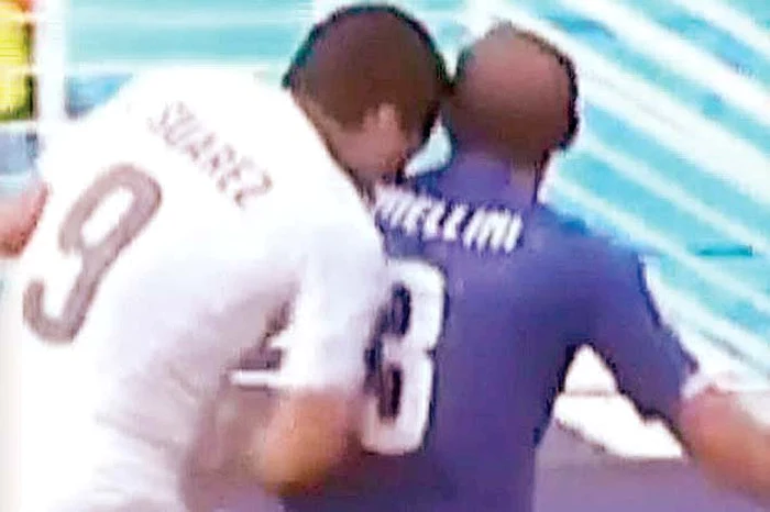 Suarez este suspendat  până în octombrie,  după ce, la Cupa Mondială, l-a muşcat de umăr pe  italianul Chiellini