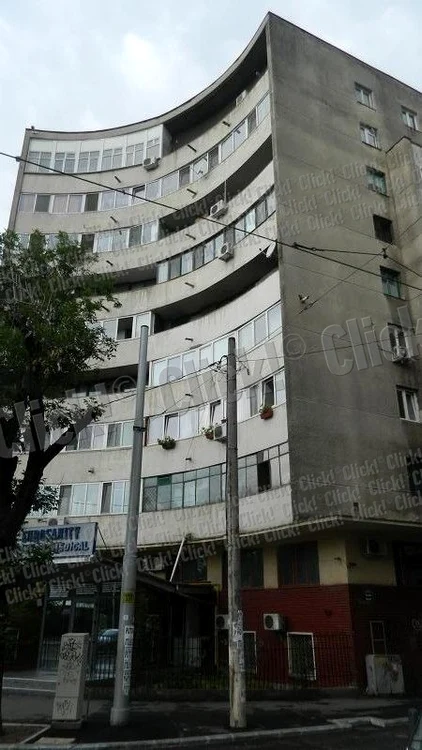 Artista a căzut pe un gard din faţa blocului de unde s-a aruncat