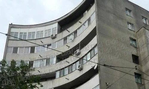Artista a căzut pe un gard din faţa blocului de unde s a aruncat jpeg