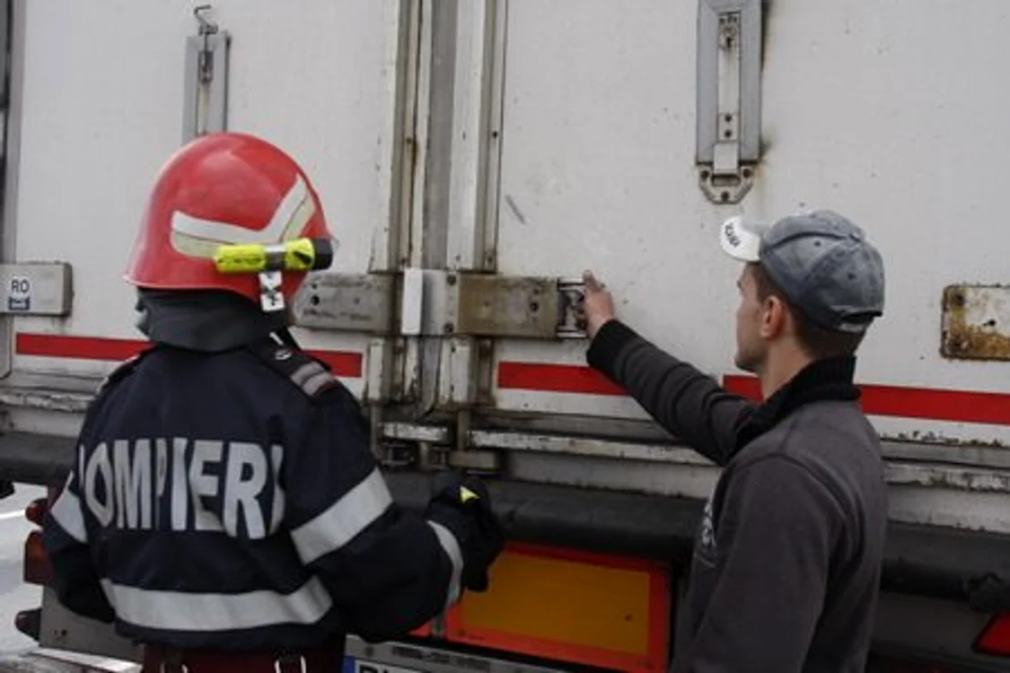 Camion în flăcări pe DN1! GALERIE FOTO