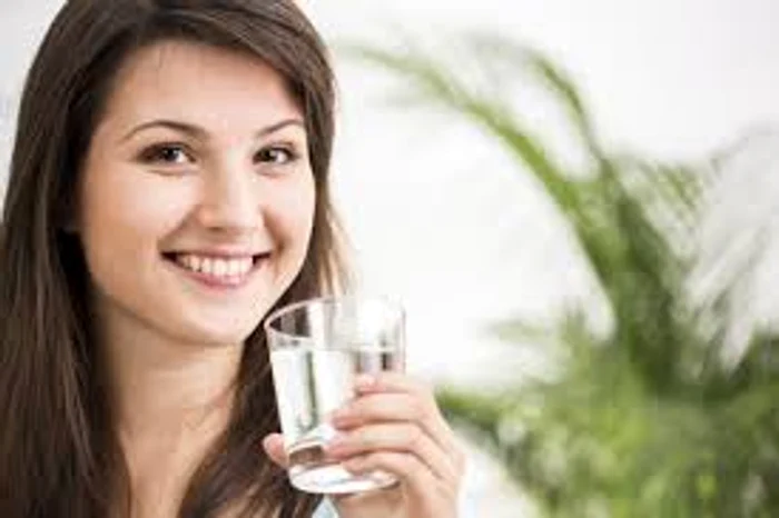 
    În episoadele de sughiț se consumă apă  cu înghțituri miciSursa foto: Click.ro  