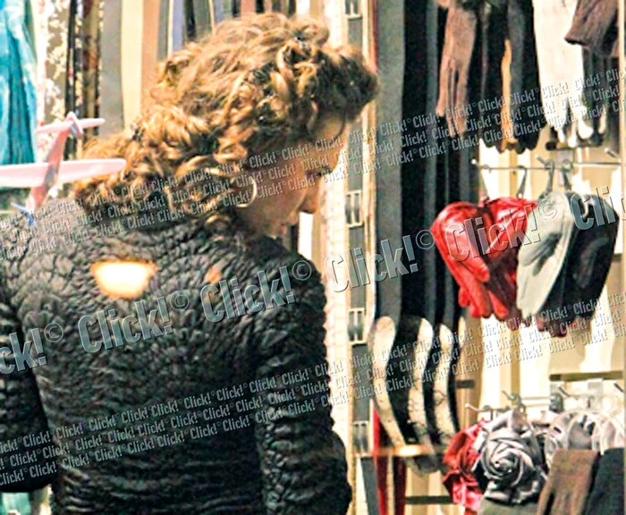 În timp ce vânzătoarea i-a aranjat buchetul,  Anna a cumpărat nişte mânuşi de vizavi