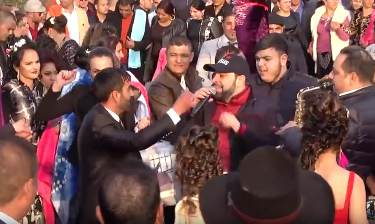 
    Florin Salam, vedetă la o nuntă din Corabiafoto: captură  